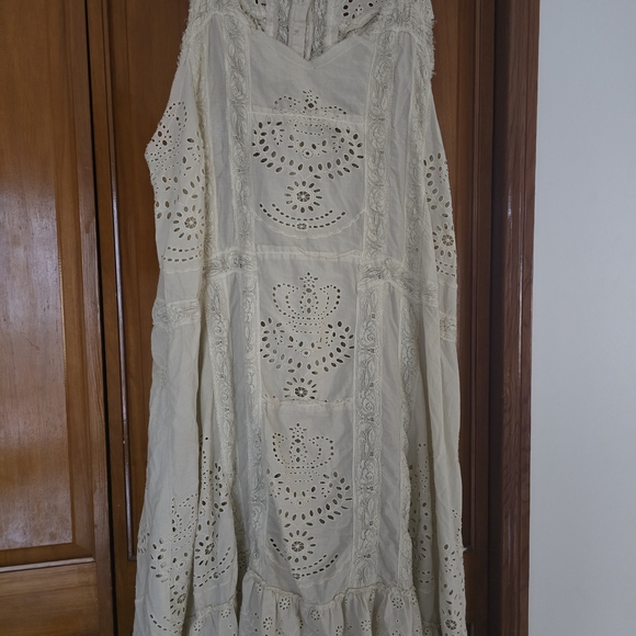 Elegant Cream Lace Dress - Picture 3 of 4
